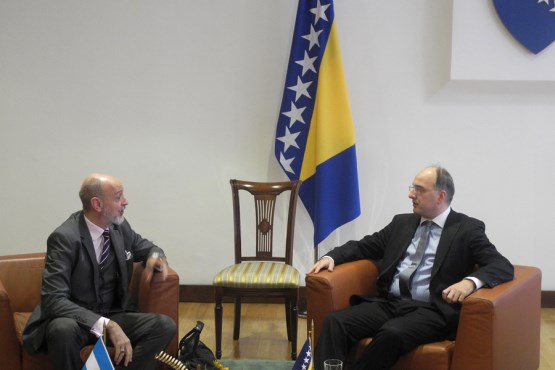 Predsjedavajući Grupe prijateljstva Parlamentarne skupštine BiH za Sjevernu i Južnu Ameriku, Australiju, Okeaniju i Japan Damir Arnaut razgovarao s ambasadorom Republike Argentine za BiH
